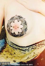 Mimi op engem Lotus Tattoo Muster