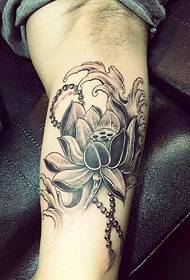 Bela kaj bela nigra kaj blanka lotusa tatuaje bildo