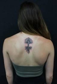 Crno bodljikavo biljno gradivo, slika tetovaže životnog stabla na leđima devojke