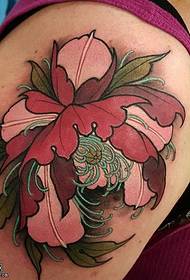 Realistico modello di tatuaggio di peonia sulla spalla