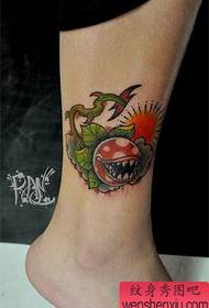 ლამაზად პოპულარულია piranha tattoo ნიმუში გოგონების ფეხებისთვის
