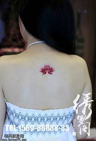 Svježi uzorak tetovaže lotosa na leđima