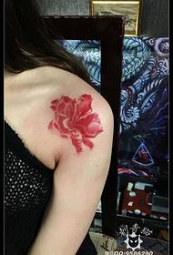 Aquarell Lilie Tattoo Muster auf der Schulter