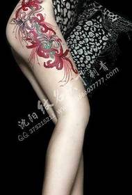 Modello di tatuaggio floreale colorato di colore delle gambe