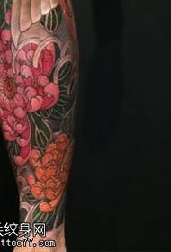 Patrún tattoo chrysanthemum clasaiceach ar an lao