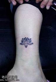Bacaklarda küçük taze lotus dövme deseni