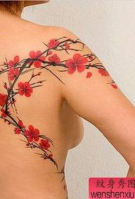 Tatuaggio di spalla di prugna in spalla