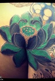 Skulder sort lotus tatoveringsmønster