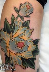 Modello di tatuaggio colorato peonia sulle gambe