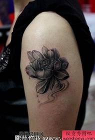 Népszerű kar fekete szürke lótusz tetoválás minta