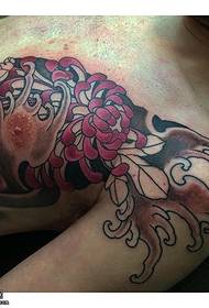 Хризантема на гърдите модел на татуировка