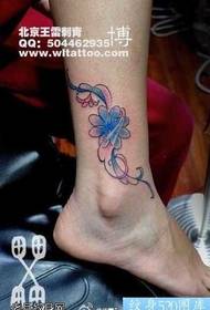 Pekné tetovanie štvorlístka na nohách