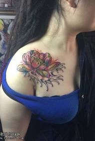Modello di tatuaggio di loto color petto