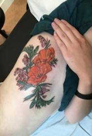 I ragazzi sul lato della vita hanno dipinto linee semplici con foglie di fiori e immagini di tatuaggi di papaveri