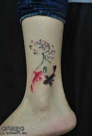 Modello di tatuaggio di loto calamaro dipinto a inchiostro gamba