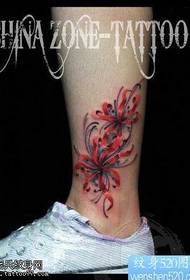 Tatuatges de flors de colors belles i elegants a les cames