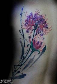 Skaisti populāri muguras ziedu tetovējumi mugurpusē