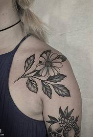 Плечі реалістичні візерунок татуювання рослин