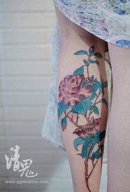 Bellissimo modello di tatuaggio di peonia per le gambe delle ragazze
