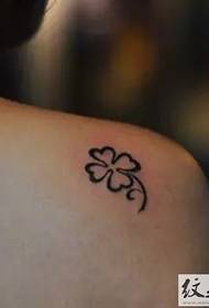 Srečna tetovaža detelje s štirimi listi
