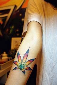 Solo il braccio della ragazza ha un bellissimo modello di tatuaggio con foglie di cannabis