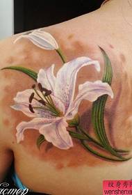 Красивые плечи, реалистичные, красивые, красочные татуировки с лилиями