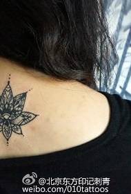 Simpla lotuso tatuaje ŝablono sur la dorso