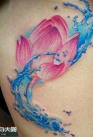 Modèle de tatouage de lotus à la taille