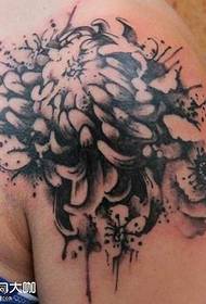 Na ramenu crno siva krizantema uzorak tetovaža