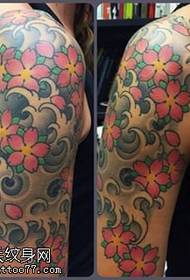 Modello di tatuaggio con fiori di ciliegio spray sulle spalle
