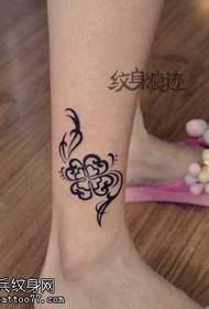 Modello di tatuaggio schizzo a quattro foglie