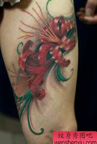 Piękny staromodny tatuaż kwiatowy na nodze