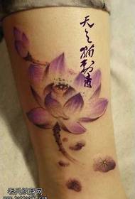 Patas de tatuaxe de loto en cor de pintura de tinta de pernas