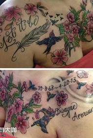 Patrón de tatuaje de flor de cerezo en el pecho