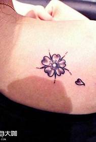 Patrón de tatuaje de flor de cerezo en la espalda