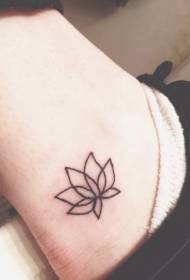 Patró de tatuatge de lotus a l'esquema negre bonic de turmell