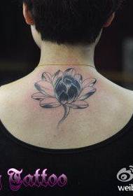 Meisje syn rêch prachtich klassyk swartgriis lotus tattoo-patroan