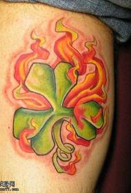 Benflamme firkløver tatoveringsmønster