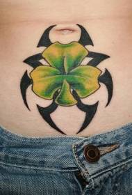 Groene klaver met tribal totem tattoo patroon