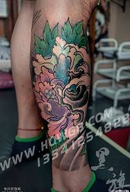 Modello di tatuaggio di peonia dipinta sul polpaccio