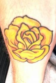 Le linee astratte dipinte vitello dei ragazzi piantano l'immagine del tatuaggio della rosa gialla