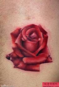 एक सुंदर सुंदर रंगाचे गुलाब टॅटू नमुना