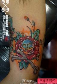 un tatuaj frumos de trandafir pe interiorul brațului