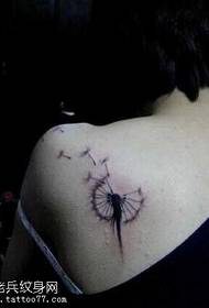 Piccolo tatuaggio maschile fresco e sottile sulla schiena