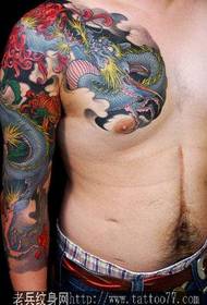 Шарж айдаһарының татуировкасы: түсті жартылай кеуделі айдаһар хризантема татуировкасы