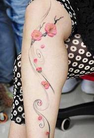 Нога цвет сливы татуировки