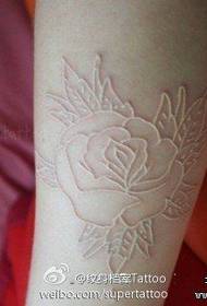 un patrón de tatuaxe de rosa de liña branca