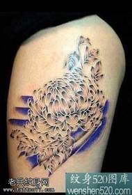 ຮູບແບບ tattoo chrysanthemum ຂາ