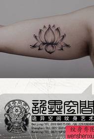 Vakker svart og hvit lotus tatovering på innsiden av armen