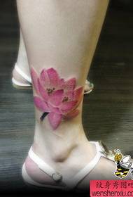Gyönyörűen színes lótusz tetoválás minta a lányok lába
